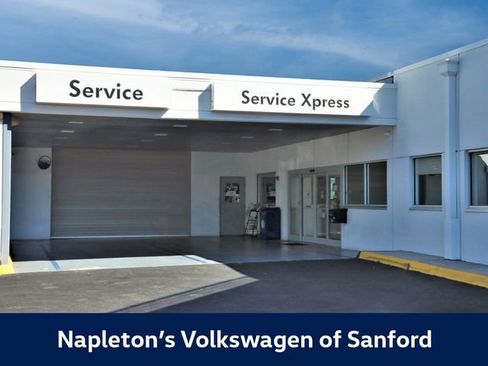 Used 2024 Volkswagen Tiguan SE w/ Panoramic Sunroof Package image 6