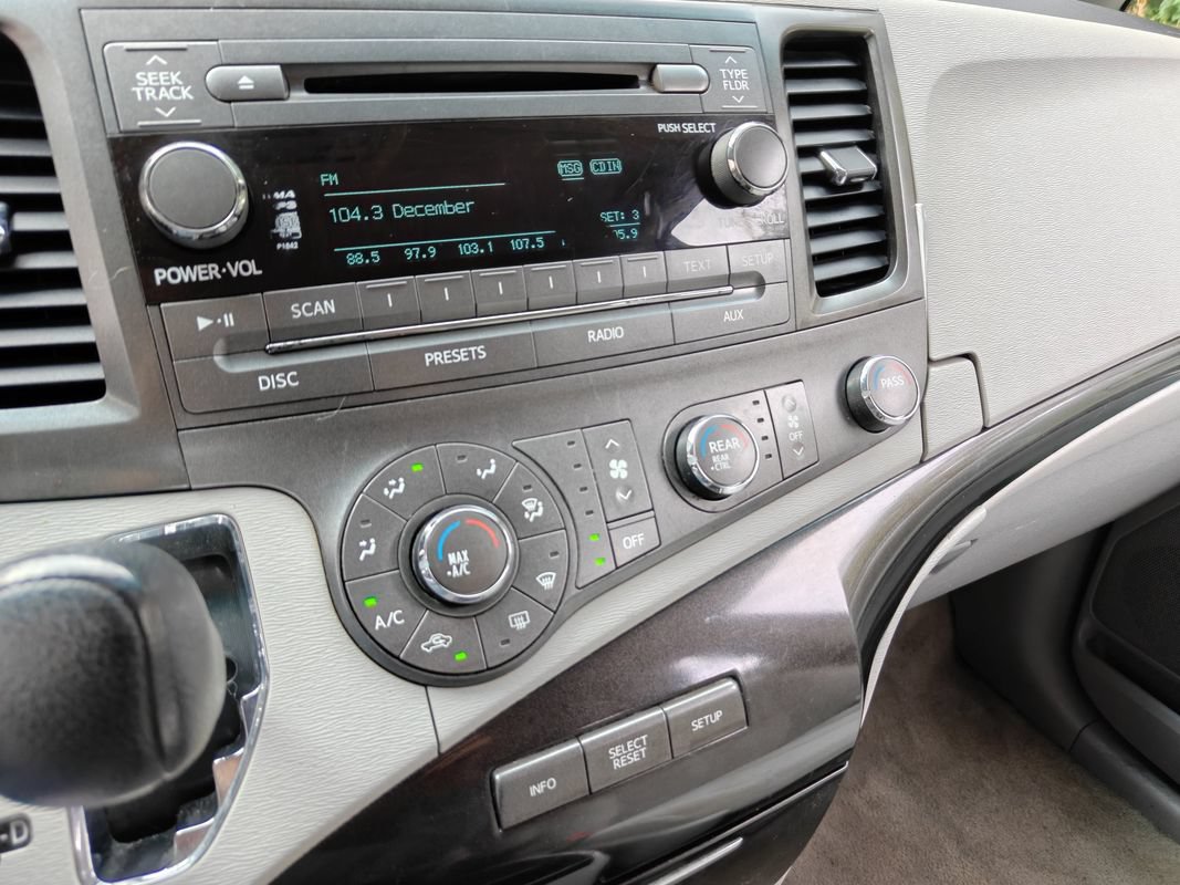 Used 2011 Toyota Sienna LE FWD image 32
