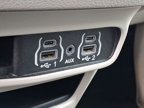 Used 2024 Chrysler Pacifica Touring-L image 23