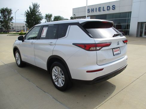 Used 2023 Mitsubishi Outlander ES AWD/4WD image 4