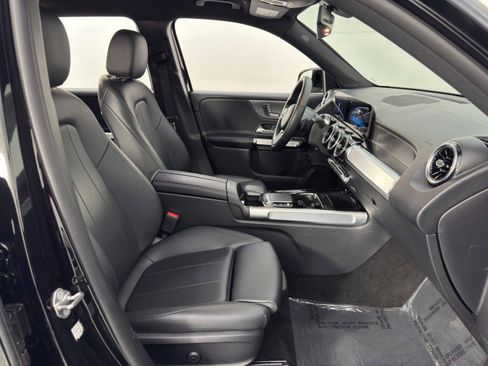 Used 2022 Mercedes-Benz GLB 250 w/ Premium Package image 14