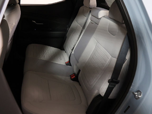 Used 2025 Hyundai Santa Cruz SE AWD/4WD image 14
