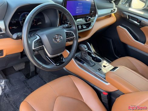 Used 2023 Toyota Highlander Platinum FWD image 17