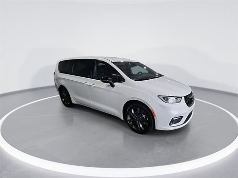 New 2026 Chrysler Pacifica Select image 2