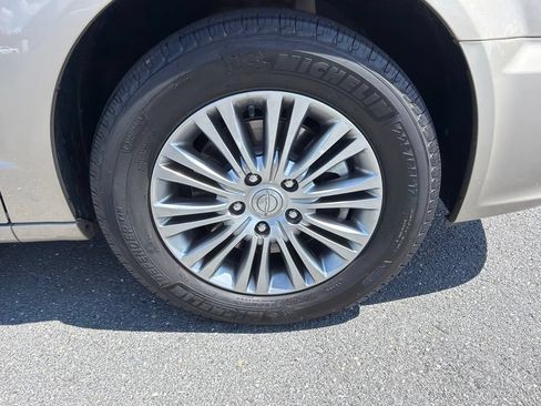 Used 2013 Chrysler Town & Country Touring-L w/ Driver Convenience Group FWD image 11