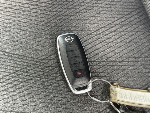 Used 2025 Nissan Rogue SV image 21