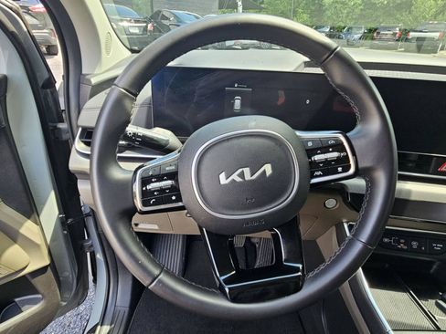 Used 2025 Kia Carnival EX FWD image 11