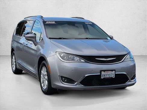 Used 2020 Chrysler Pacifica Touring-L w/ Advanced Safetytec Group image 3