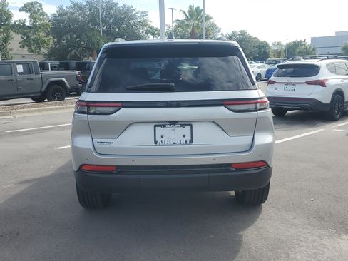 Used 2024 Jeep Grand Cherokee Altitude RWD image 7