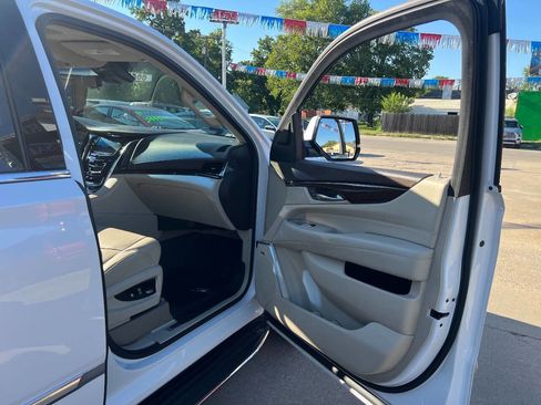 Used 2017 Cadillac Escalade ESV Luxury image 23