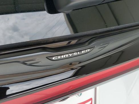 Used 2025 Chrysler Pacifica Limited FWD image 9