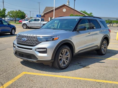 Used 2023 Ford Explorer XLT w/ Equipment Group 202A AWD/4WD image 2