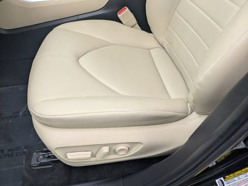 Used 2024 Toyota Highlander XLE AWD/4WD image 19