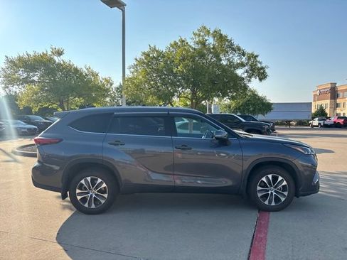 Used 2021 Toyota Highlander XLE AWD/4WD image 4