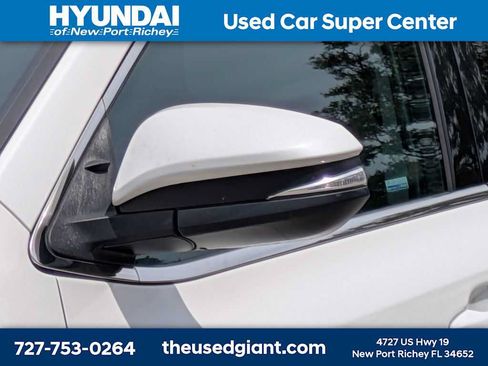 Used 2019 Toyota Highlander XLE AWD/4WD image 11