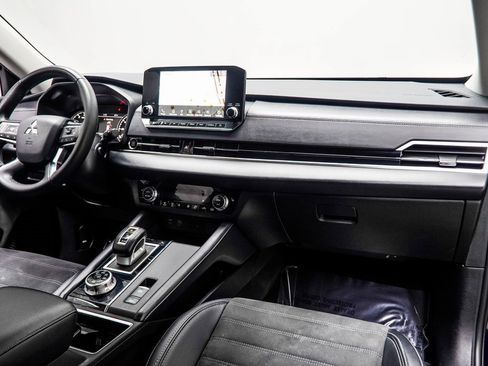 Used 2024 Mitsubishi Outlander SE image 16