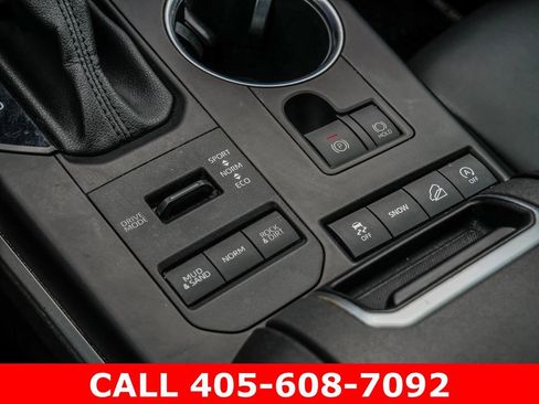 Used 2021 Toyota Highlander XLE AWD/4WD image 32