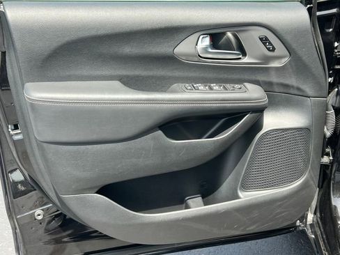 Used 2025 Chrysler Pacifica Select FWD image 15