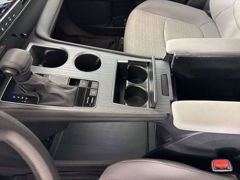Used 2025 Toyota Sienna LE image 38