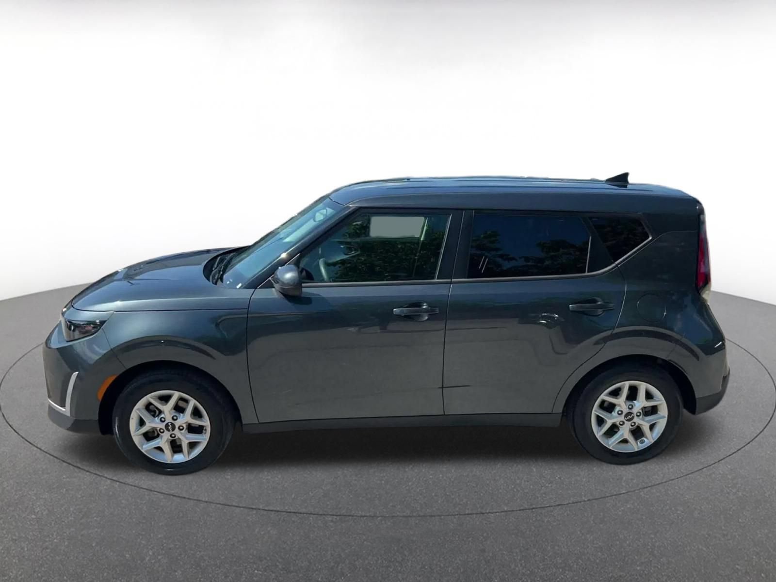 Used 2025 Kia Soul LX w/ LX Technology Package FWD image 8