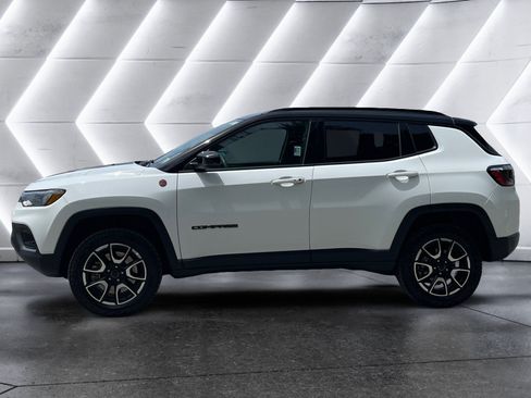 Used 2025 Jeep Compass Trailhawk AWD/4WD image 3