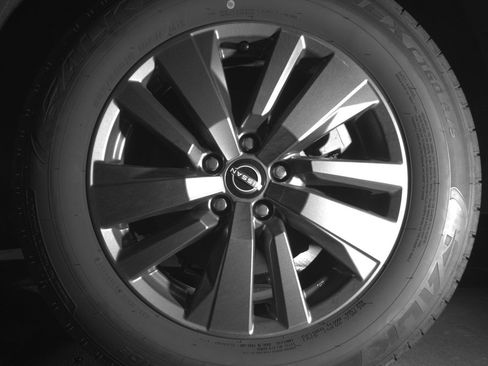 Used 2025 Nissan Pathfinder SV image 14