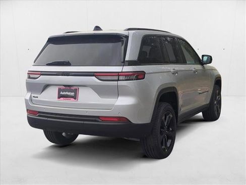 New 2025 Jeep Grand Cherokee Altitude image 9