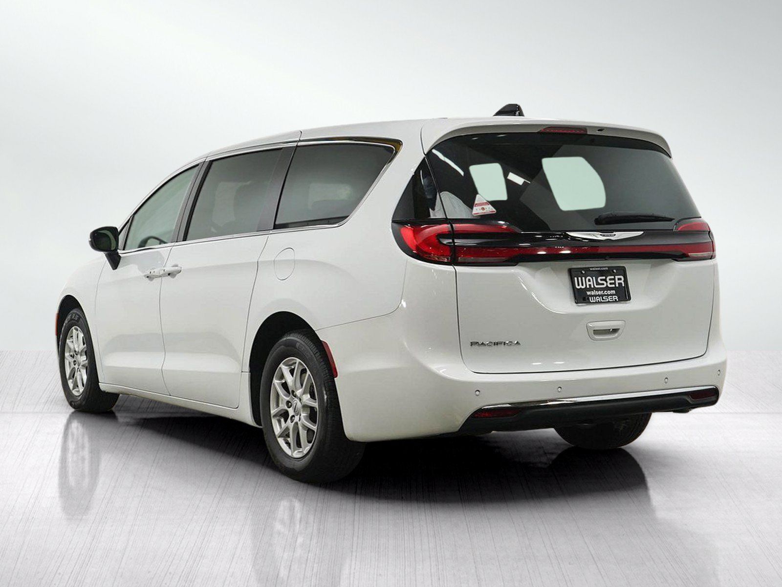 Used 2023 Chrysler Pacifica Touring-L FWD image 3