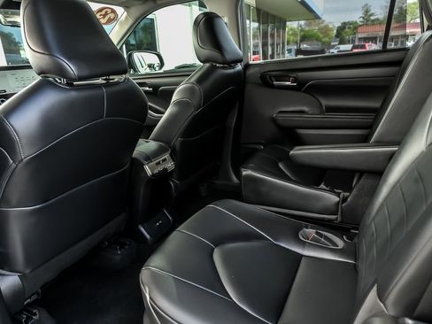Used 2023 Toyota Highlander XLE AWD/4WD image 19