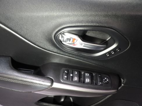 Used 2020 Jeep Cherokee Limited AWD/4WD image 8