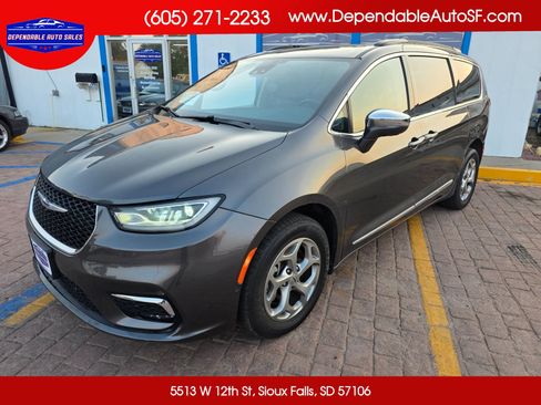 Used 2022 Chrysler Pacifica Limited AWD/4WD image 1