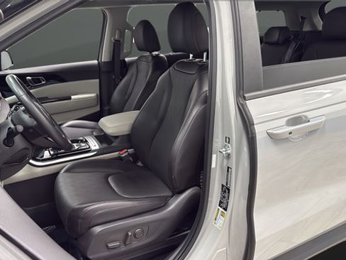 Used 2024 Kia Carnival EX FWD image 9