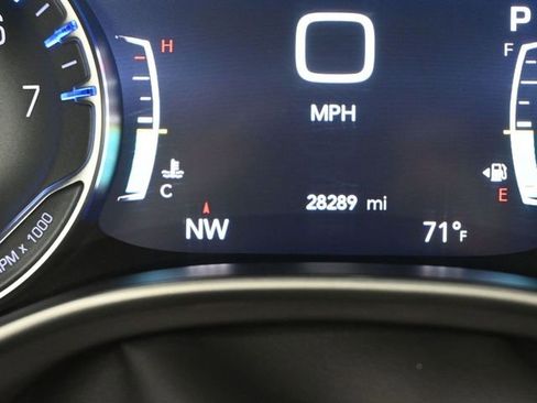 Used 2025 Chrysler Pacifica Select image 16