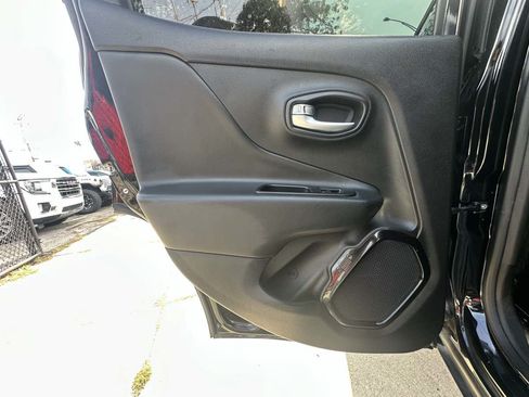 Used 2019 Jeep Renegade Altitude w/ Quick Order Package 2XM AWD/4WD image 38