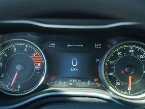 Used 2021 Jeep Cherokee Trailhawk image 30