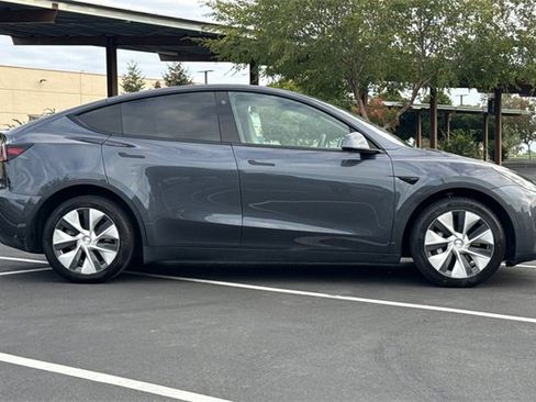 Used 2022 Tesla Model Y Long Range image 5