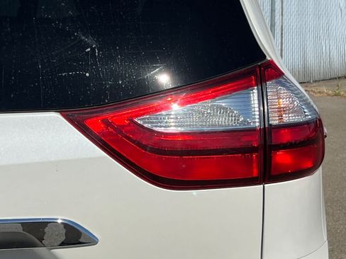 Used 2017 Toyota Sienna Limited Premium FWD image 21
