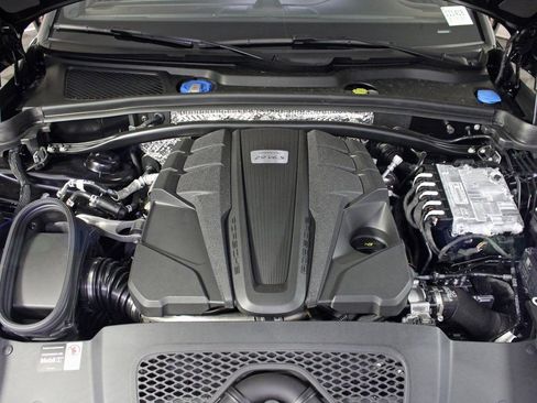 Certified 2025 Porsche Macan S image 40