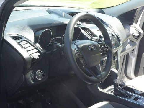 Used 2017 Ford Escape SE FWD image 2
