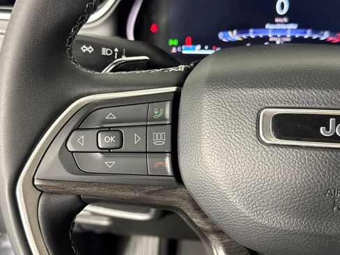 Certified 2023 Jeep Grand Cherokee Limited w/ Black Appearance Package AWD/4WD image 13