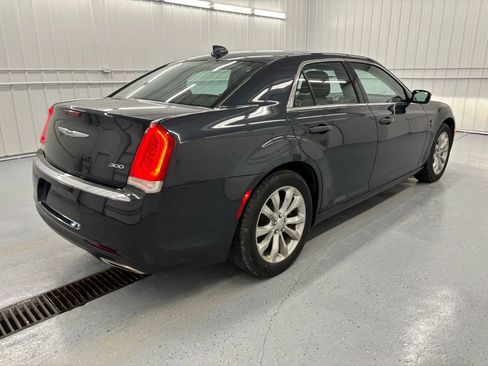 Used 2018 Chrysler 300 Touring image 4