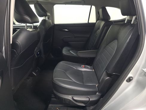 Used 2021 Toyota Highlander XLE FWD image 13