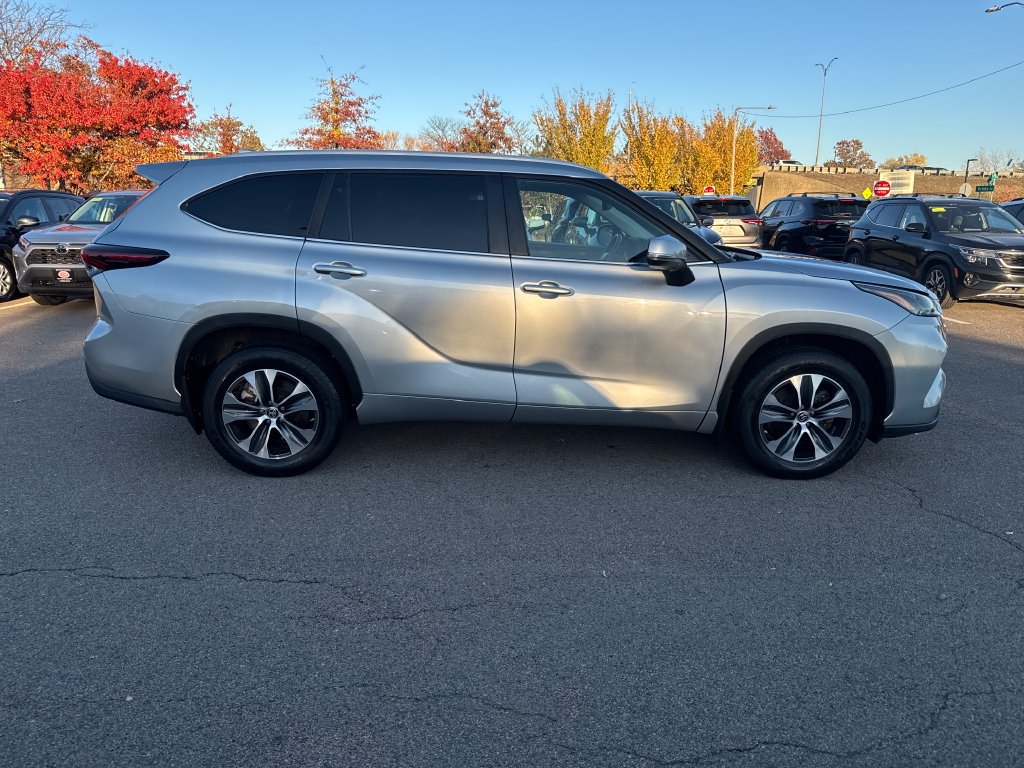 Used 2024 Toyota Highlander XLE AWD/4WD image 8