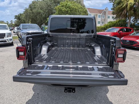 Used 2025 Jeep Gladiator Mojave w/ Technology Group AWD/4WD image 13