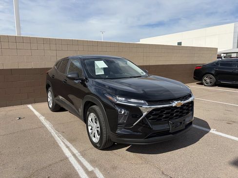 Used 2024 Chevrolet Trax LS FWD image 2