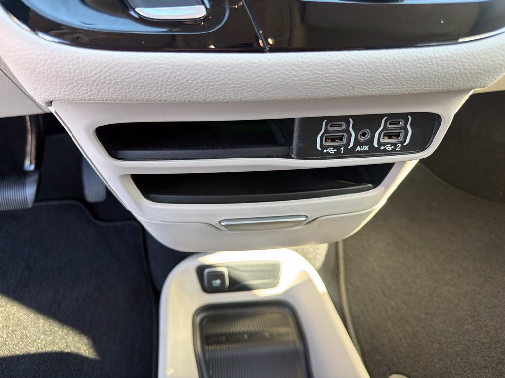 Used 2023 Chrysler Pacifica Touring-L FWD image 33