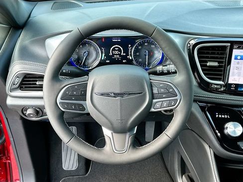 New 2026 Chrysler Pacifica Limited FWD image 8