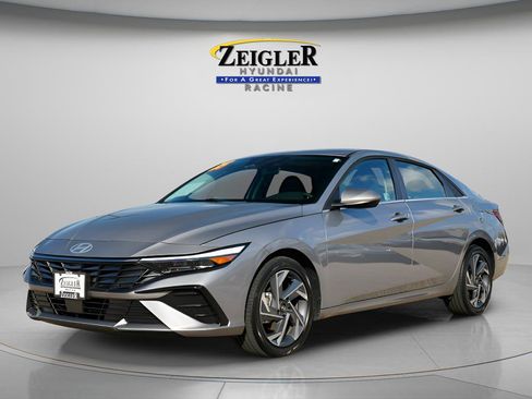 Certified 2025 Hyundai Elantra SEL image 3