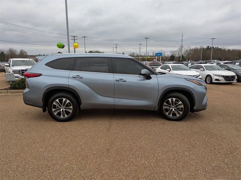 Used 2023 Toyota Highlander XLE image 6