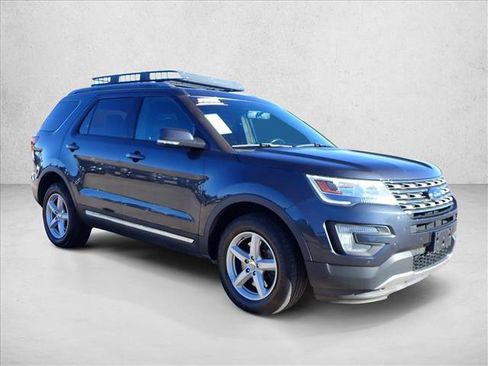 Used 2017 Ford Explorer XLT w/ Equipment Group 202A image 6